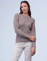 Buzo color topo de tejido de punto con detalles pointelle en la parte delantera y mangas.