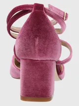 Zapato de tacón cuadrado medio, confeccionado en terciopelo color púrpura. Presenta un diseño de punta fina con tiras cruzadas en el empeine y cierre con hebilla ajustable en el tobillo.