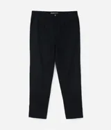 Pantalón de sastrería negro de corte recto, con trabillas, elástico trasero en la cintura, bolsillos laterales y cierre tradicional.