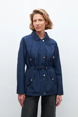 Campera impermeable azul marino con capucha desmontable, cierre frontal con botones a presión y cordón ajustable en la cintura.