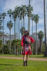 Vestido corto de lanilla con estampado floral, mangas largas abullonadas y falda con godets. Incluye cinturón negro ancho con hebilla redonda.