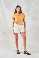 Remera de algodón color mostaza, de manga corta y escote en V con detalle metalizado.
