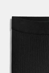 Pantalón ancho negro de punto rib con cintura elástica.