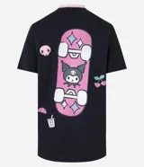Remera de algodón negra con cuello redondo rosado en contraste y mangas cortas. Presenta un diseño estampado en el frente con la leyenda 'Kuromi' e ilustraciones del personaje en estilo skater.