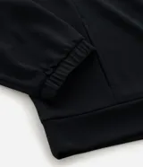 Campera deportiva de corte regular confeccionada en modal, con cierre frontal por cremallera, capucha con cordón ajustable, mangas largas con puños elásticos y bolsillos laterales.