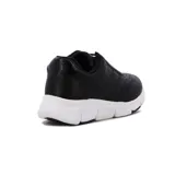 Championes negros de cuero sintético con suela blanca y cordones elásticos.