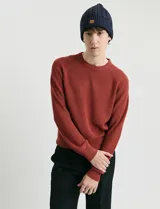 Sweater de punto inglés con escote redondo y mangas largas. Presenta cuello y puños terminados en punto canalé.