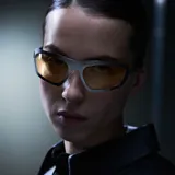 Lentes de sol envolventes con montura de acero inoxidable en color gunmetal y lentes de nylon amarillos. Presentan un diseño deportivo con aberturas decorativas en la parte superior del marco y patillas de acetato.