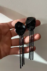 Caravanas negras hechas a mano en porcelana con forma irregular y tiras de strass a tono.