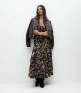 Vestido midi de corte evasé confeccionado en chiffon, con estampado floral sobre fondo negro, escote cuadrado y breteles finos.