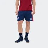 Short deportivo Umbro del Club Nacional de Football, color azul marino con detalles en rojo y blanco, escudo del club en la pierna derecha y logo de la marca en la izquierda.