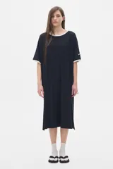 Vestido midi negro de rib, con cuello redondo amplio y manga corta caída.