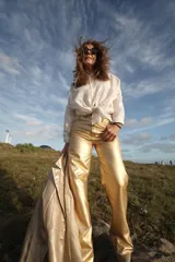 Pantalón de jean ancho dorado con efecto cuero.