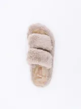Pantuflas de diseño abierto con doble tira superior, completamente recubiertas en piel sintética de textura suave y mullida.