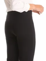 Pantalón de vestir marca Tahari, de corte recto y tiro alto. Confeccionado en tejido elastizado, presenta una faja interna en la cintura y costuras verticales pespuntadas en el frente de las piernas. Incluye un detalle metálico con logo.
