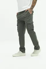 Pantalón cargo negro de corte recto sin puños, con bolsillos laterales con solapa y botón, bolsillos delanteros y traseros, y pasacintos en la cintura.