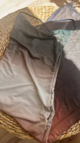 Vestido largo de fiesta con breteles finos, escote drapeado y corte al bies. Confeccionado en doble tela de microtul elastizado con efecto degradé en tonos verde oliva, beige y negro.