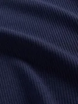 Remera de punto rib color celeste, de manga corta y cuello redondo amplio. Presenta un diseño básico y un calce ajustado al cuerpo.