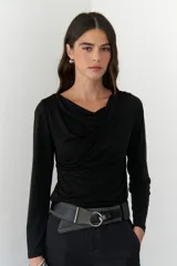 Remera negra de viscosa con cuello drapeado y mangas largas.