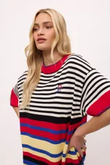 Vestido largo tejido a rayas horizontales en tonos beige, marrón, negro y rojo. Tiene cuello redondo, mangas cortas y tajos laterales.