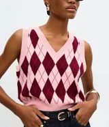 Chaleco de punto con escote en V y diseño de cuadros tipo argyle en tonos rosa y bordó. Presenta terminaciones acanaladas en cuello, sisas y ruedo.