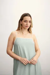 Vestido largo azul marino con breteles finos blancos, corte recto y bolsillos laterales.