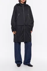 Gabardina midi negra de tejido técnico, corte recto, cuello alto con capucha plegable, manga larga con puño fruncido, cierre frontal con cremallera, bolsillos frontales con cremallera y logo Chimo.