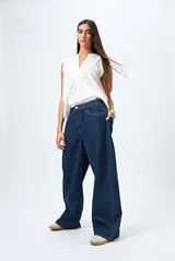 Pantalón de jean celeste de tiro bajo y corte ancho.