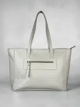Bolso tipo shopper de cuero natural con textura simil cocodrilo, asas dobles largas para el hombro y bolsillo exterior con cierre en la parte frontal.