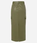 Falda midi color verde militar, confeccionada en cuero sintético, con bolsillos cargo laterales, abertura trasera y cierre frontal con botón y cremallera.