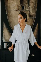 Bata corta color champagne de satén con mangas 3/4 y lazo para atar a la cintura.