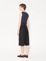 Bermuda negra de calce relajado, con bolsillos tipo carpintero y remaches metálicos. Confeccionada en algodón.