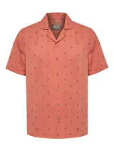 Camisa de manga corta RKF modelo Tencelpri, color salmón, con cuello cubano, cierre frontal de botones y diseño estampado de pequeños motivos inspirados en la fauna marina. Confeccionada 100% en Tencel.