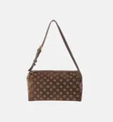 Cartera tipo baguette color marrón, con diseño de ojales metálicos dorados en toda la superficie y correa ajustable al hombro.