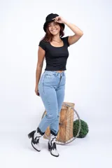 Remera blanca de manga corta con escote cuadrado.