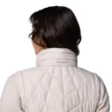 Chaleco acolchado Columbia con tecnología termorreflectante Omni-Heat y tratamiento repelente Omni-Shield. Presenta cuello alto forrado en felpa, cierre frontal de dos vías y bolsillos laterales con cremallera.