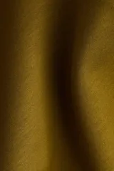 Top de manga larga color verde oliva, con escote en V profundo y paneles laterales que entallan la cintura, creando un efecto peplum sutil.