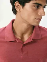 Remera polo de manga corta color azul marino, con cuello camisero y cartera de dos botones.