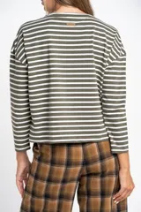 Remera de manga larga, corte al cuerpo, con cuello redondo. Presenta un patrón de rayas horizontales en color marrón óxido y azul marino.