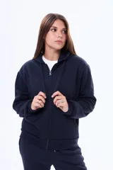 Buzo con capucha y cierre frontal completo, confeccionado en felpa suave, con bolsillos tipo canguro y cordones ajustables en la capucha.