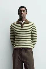 Polo de punto de manga larga con diseño de rayas horizontales en tonos verde y marrón. Presenta cuello solapa, cierre frontal con botonadura y acabados en rib en puños y ruedo.