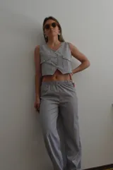 Pantalón de vestir a rayas verticales blancas y negras, con cintura elástica.