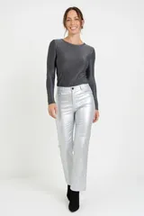 Pantalón de tiro medio confeccionado en eco cuero con acabado metalizado color plata, de corte recto y diseño clásico con bolsillos laterales y traseros.