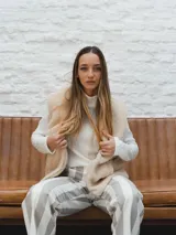 Sweater blanco de tejido de punto trenzado, con cuello alto y mangas largas.