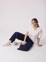 Pantalón de denim azul oscuro, de corte amplio y largo cropped.