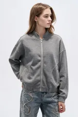 Campera bomber negra de manga larga, con cierre frontal y bolsillos.