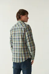 Camisa blanca a cuadros azules y grises, de manga larga y corte slim fit.