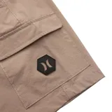 Short cargo negro con cintura elástica y cinturón incorporado con hebilla plástica.