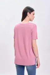 Remera manga corta de color rosa con cuello redondo a la base.