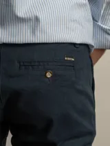 Pantalón corte chino de gabardina color azul marino, con ajuste regular fit y bolsillos laterales.
